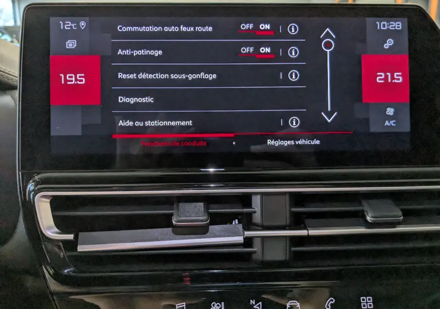 Écran tactile central du Citroën C5 Aircross 2024 affichant les réglages d’aide à la conduite et la climatisation automatique.