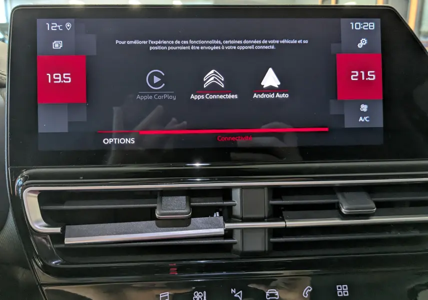 Écran tactile central du Citroën C5 Aircross 2024 noir, affichant les options Apple CarPlay et Android Auto.