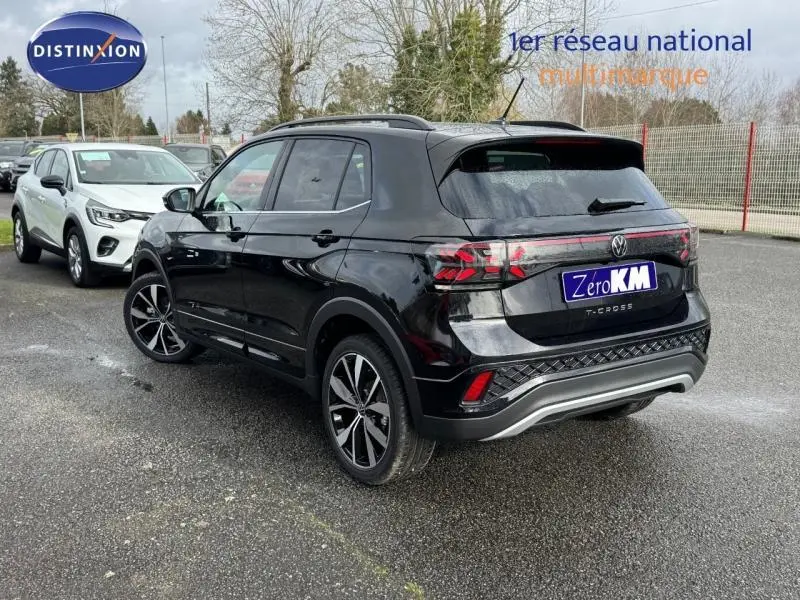 Volkswagen T-Cross 2025 noir nacré en 3/4 arrière droit, version R-Line avec jantes alliage distinctives.