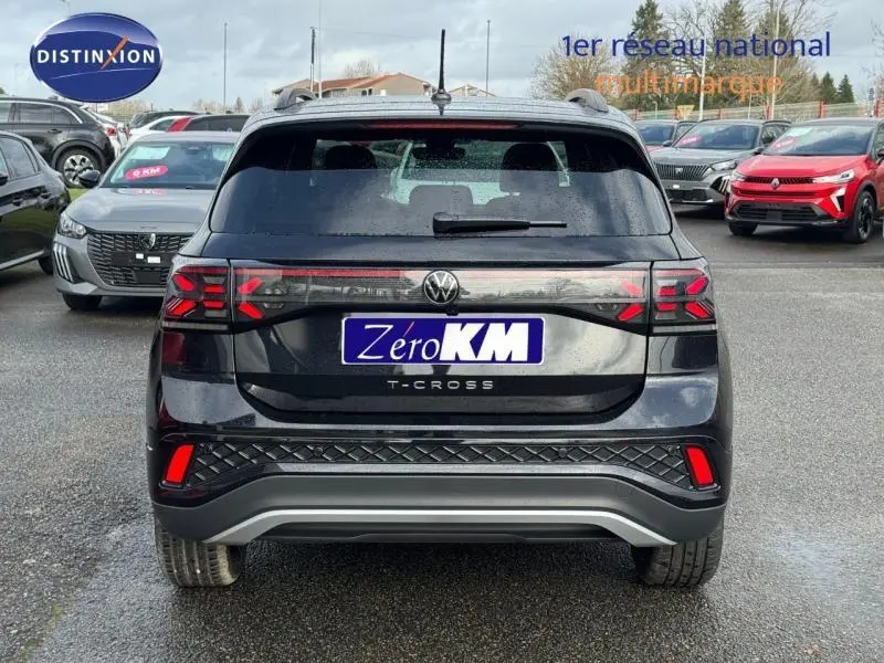 Vue arrière d'un Volkswagen T-Cross 2025 noir intense nacré avec feux arrière à LED et logo central visible.