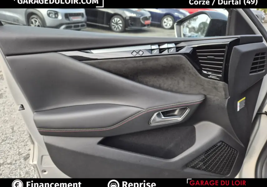 Vue intérieure côté droit de la porte avant beige du DS4 2024 avec garniture cuir noir et surpiqûres rouges.