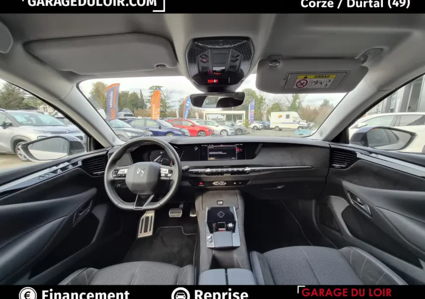 Vue intérieure avant du tableau de bord et volant cuir noir du DS4 2024 avec écran tactile et finition sobre.