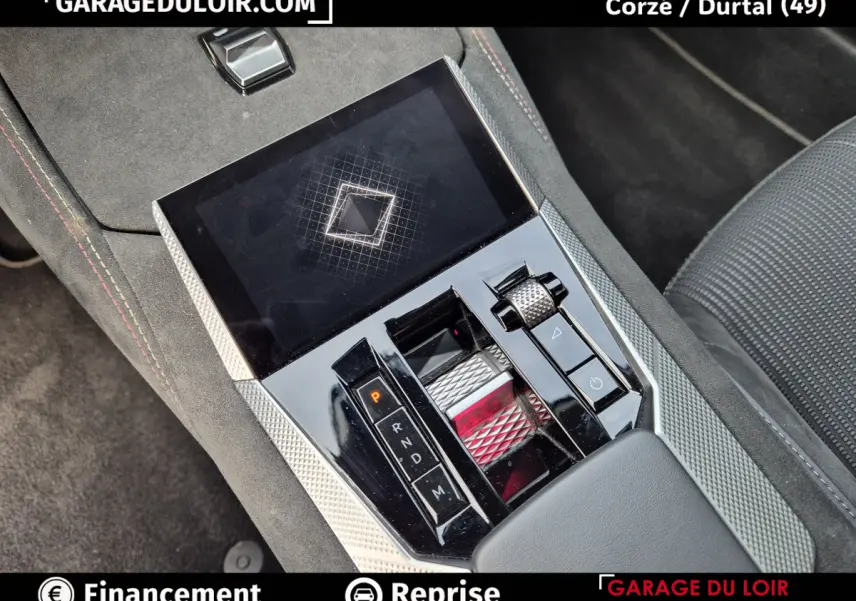 Vue rapprochée de la console centrale noire et argentée avec levier de vitesses et écran tactile du DS4 beige 2024.