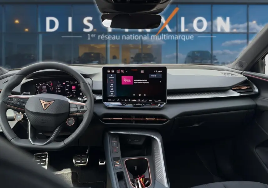 Intérieur avant de la CUPRA TERRAMAR gris timanfaya, vue du tableau de bord avec écran tactile et volant multifonction sport.
