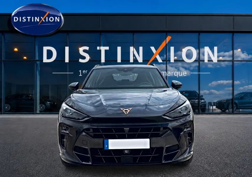 Vue frontale d'une CUPRA TERRAMAR 2026 gris timanfaya avec logo cuivré et calandre large noire.