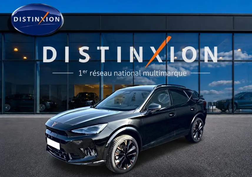 Vue 3/4 avant droite d'un CUPRA Formentor noir 2026 avec jantes noires et détails cuivrés, devant une vitrine Distinxion.