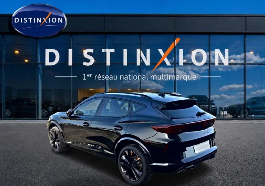 Vue 3/4 arrière droite d'un CUPRA Formentor noir 2026 avec jantes 19 pouces et barres de toit visibles.