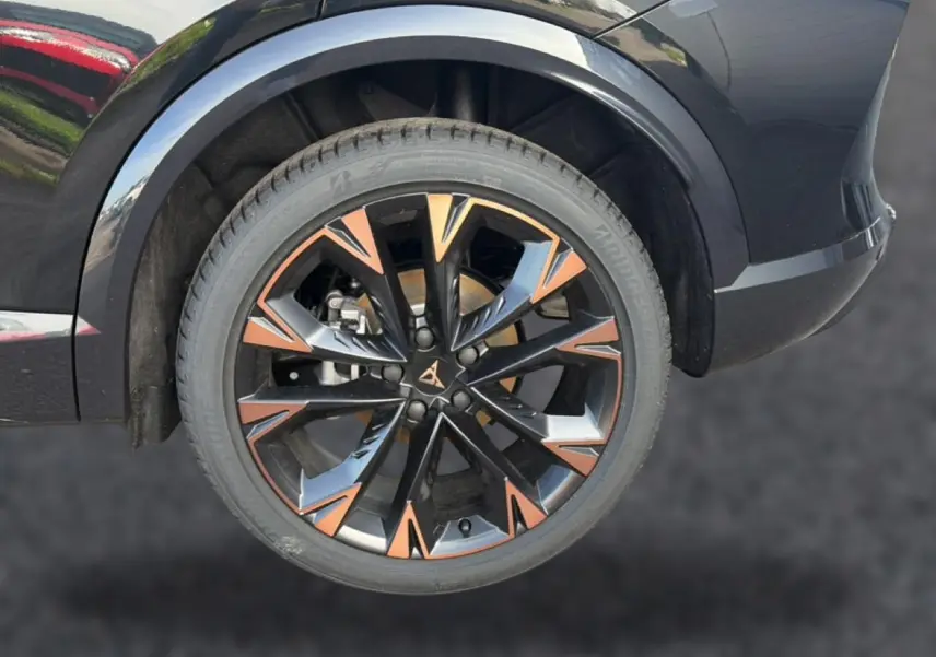Gros plan sur la roue arrière droite noire du CUPRA Formentor 2026 avec jante noire et détails cuivrés.