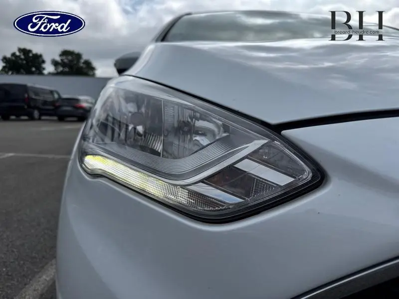 Gros plan sur le phare avant gauche du Ford C-MAX blanc Glacier, soulignant son design moderne et ses LED diurnes.