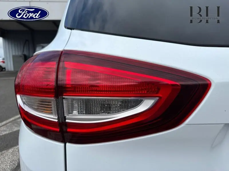 Gros plan sur le feu arrière droit rouge et blanc du Ford C-MAX blanc Glacier de 2019, finition Trend.