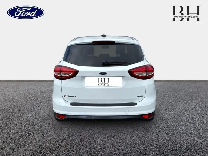 Vue arrière d'une Ford C-MAX blanc glacier de 2019 avec feux rouges et lunette arrière teintée.