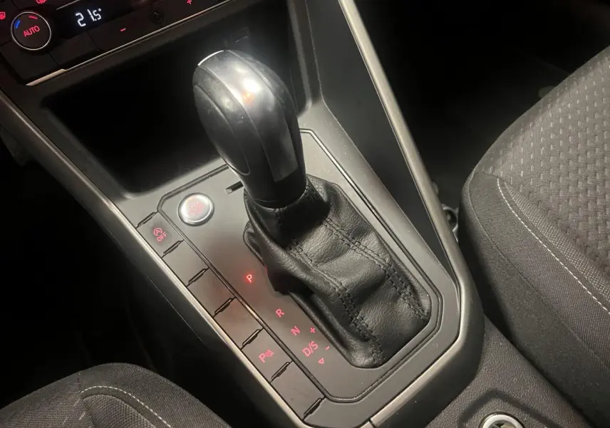 Le levier de vitesses automatique noir de la Volkswagen Polo 2019, avec console centrale et sièges en tissu gris.