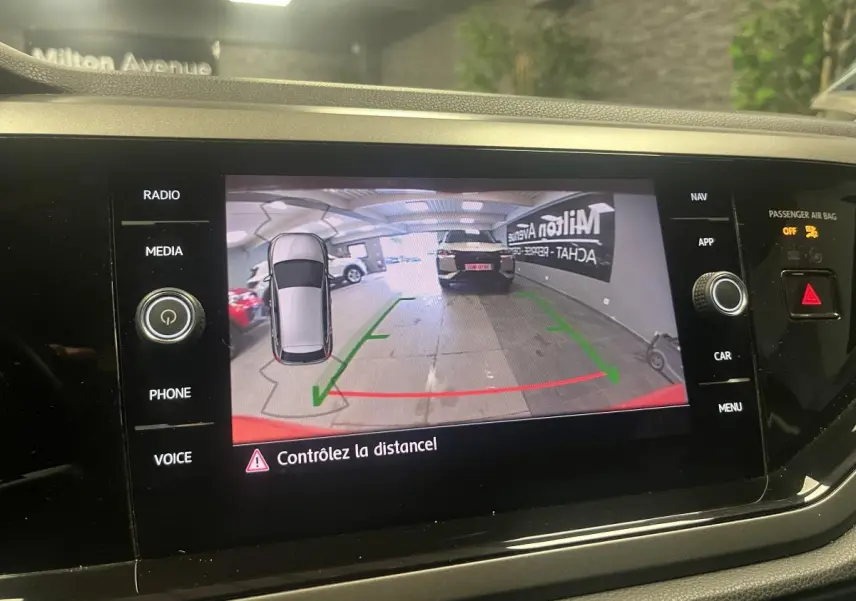 Affichage de la caméra de recul dans une Volkswagen Polo orange, vue arrière avec guidage de trajectoire.