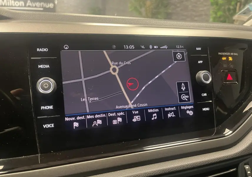 Écran tactile central du Volkswagen Polo 2019 affichant la navigation GPS avec carte et commandes multimédia.