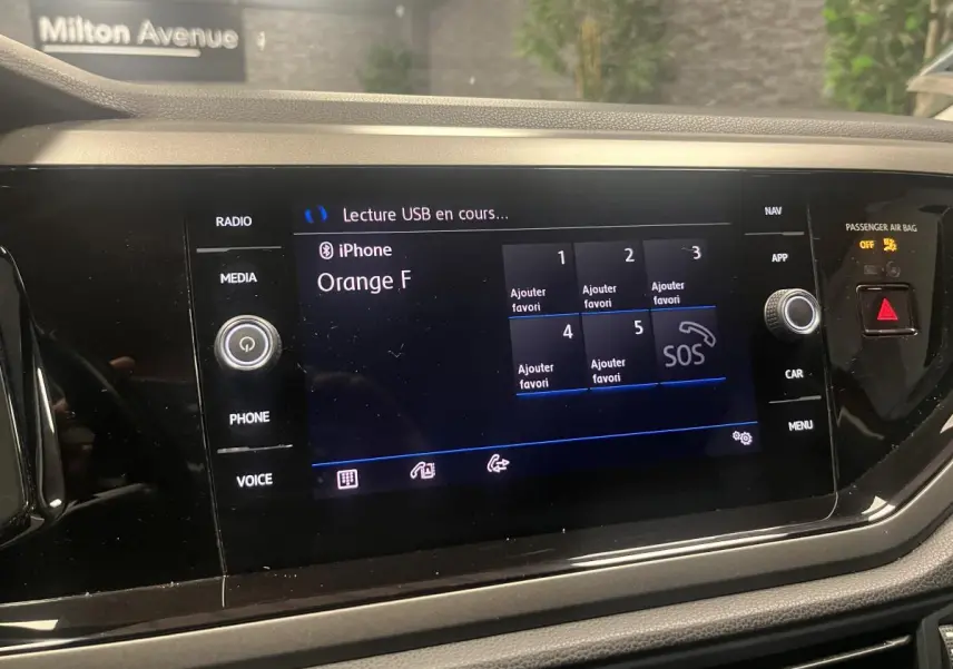 Écran tactile central de la Volkswagen Polo 2019 affichant la lecture USB et la connexion iPhone Orange F.