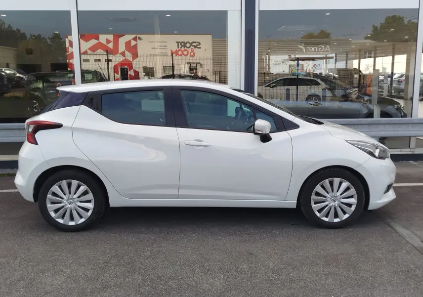 Profil côté droit d'une Nissan Micra blanche 2019, compacte avec jantes alliage et vitres teintées.