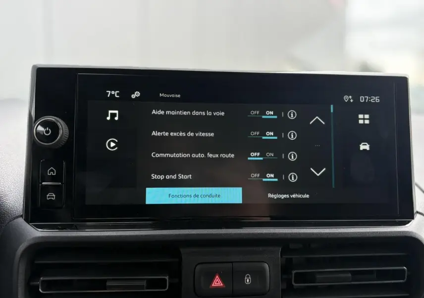 Écran tactile central du tableau de bord du Citroën Berlingo 2025 affichant les aides à la conduite.
