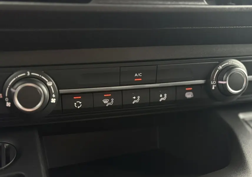 Gros plan sur la console de climatisation du Citroën Berlingo blanc Icy 2025 avec commandes manuelles et affichage A/C allumé.