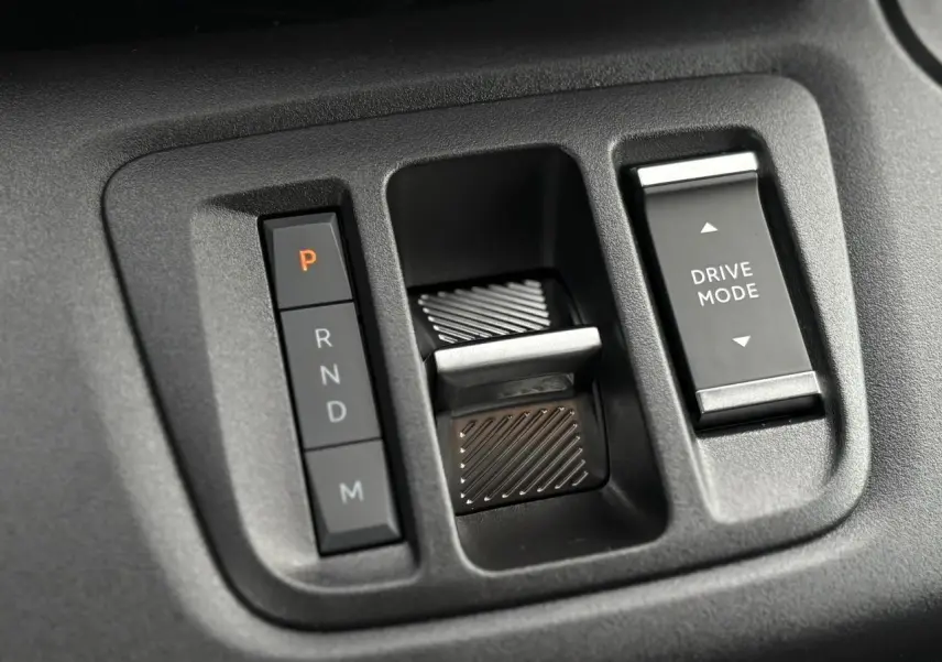 Gros plan sur la commande de boîte automatique et le sélecteur de mode de conduite du Citroën Berlingo blanc Icy 2025.