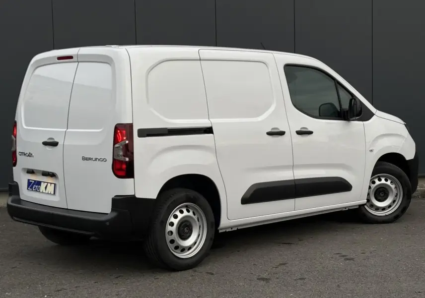Vue 3/4 arrière droite du Citroën Berlingo blanc Icy avec portes tôlées et jantes acier grises.