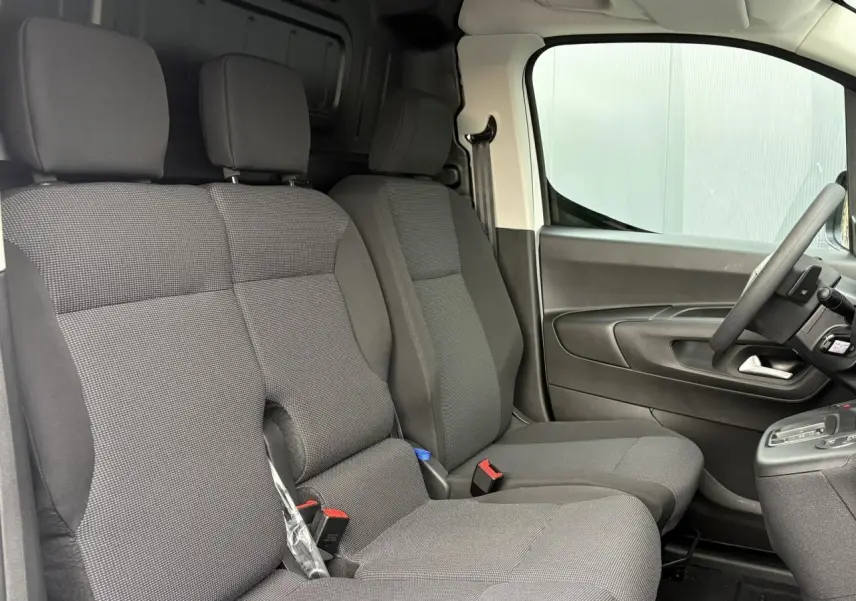 Intérieur du Citroën Berlingo 2025 blanc Icy, vue côté droit sur la banquette passager 2 places et tableau de bord.