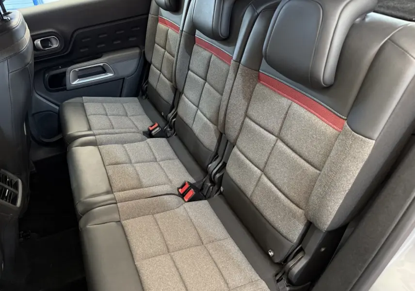 Vue latérale des sièges arrière gris clair avec surpiqûres rouges du Citroën C5 Aircross 2020 Business.