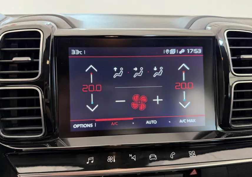 Écran tactile central du tableau de bord du Citroën C5 Aircross 2020 gris clair affichant la climatisation à 20°C en mode automatique.