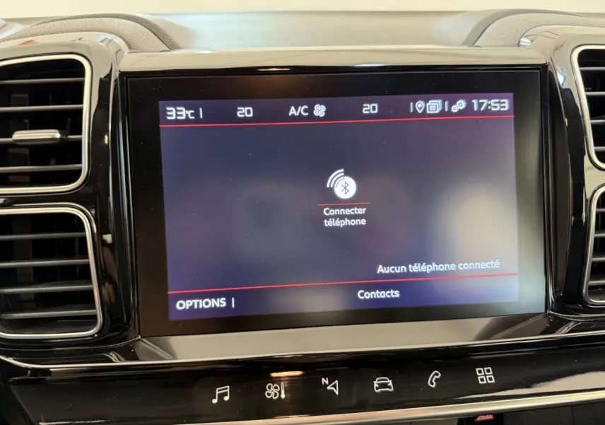 Écran tactile central du tableau de bord du Citroën C5 Aircross gris clair, affichant la connexion Bluetooth téléphone.