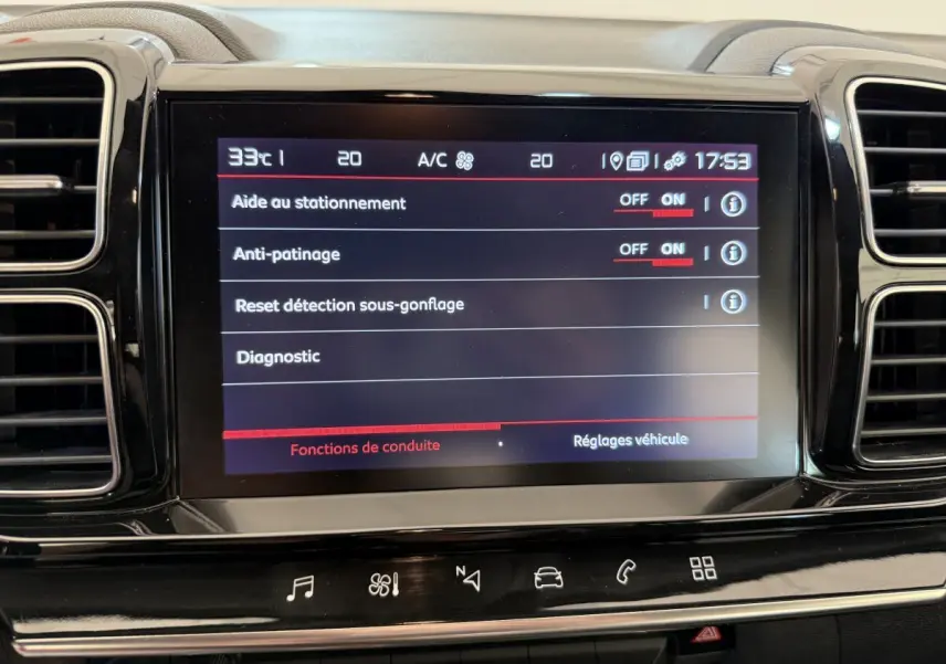 Écran tactile central du tableau de bord du Citroën C5 Aircross gris clair, affichant les réglages d'aide à la conduite.