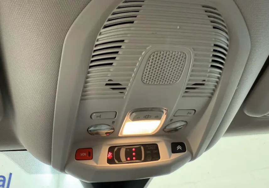 Plafonnier intérieur gris clair avec commandes lumineuses et bouton SOS du Citroën C5 Aircross 2020 Business Diesel.