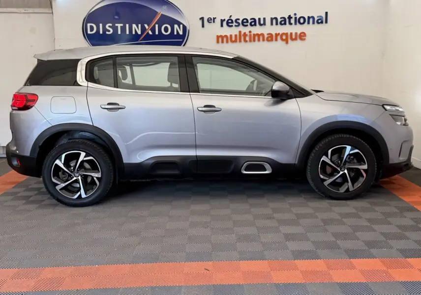 Profil côté gauche d'un Citroën C5 Aircross gris clair 2020 avec jantes alliage et détails noirs contrastants.