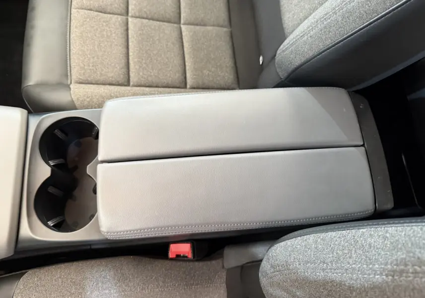 Vue rapprochée de l'accoudoir gris clair et des sièges tissu gris du Citroën C5 Aircross 2020 côté intérieur.