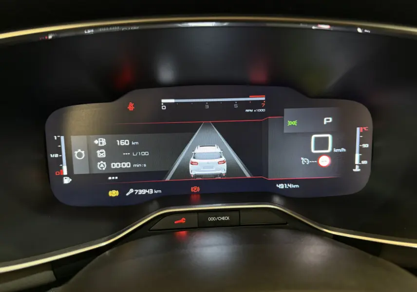 Affichage numérique du tableau de bord de la Citroën C5 Aircross gris clair, vue frontale centrée sur l'écran.