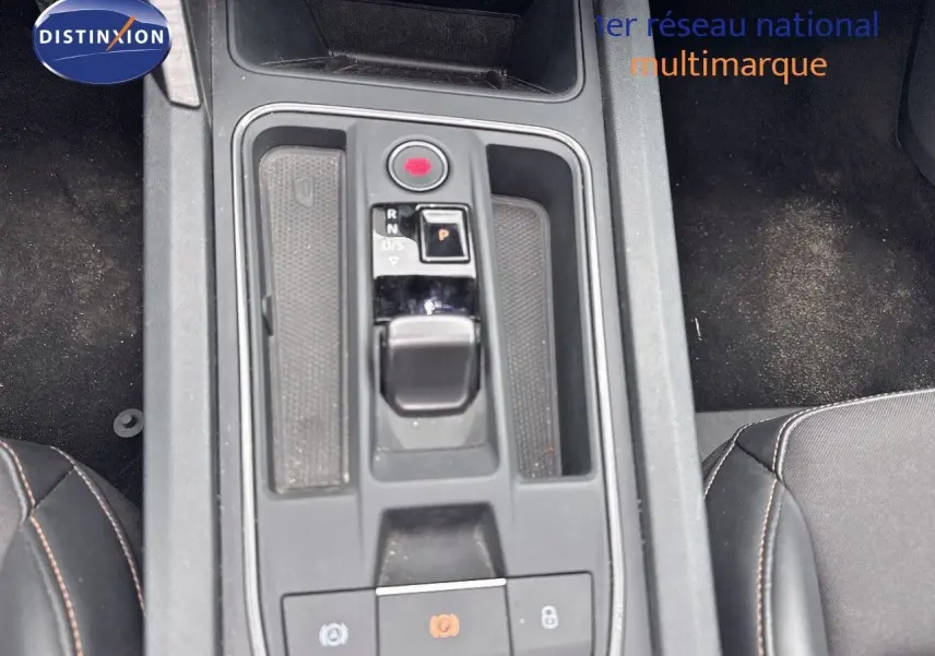 Vue plongeante sur la console centrale de la CUPRA LEON ST 2024, avec levier de boîte automatique et sièges en cuir noir.