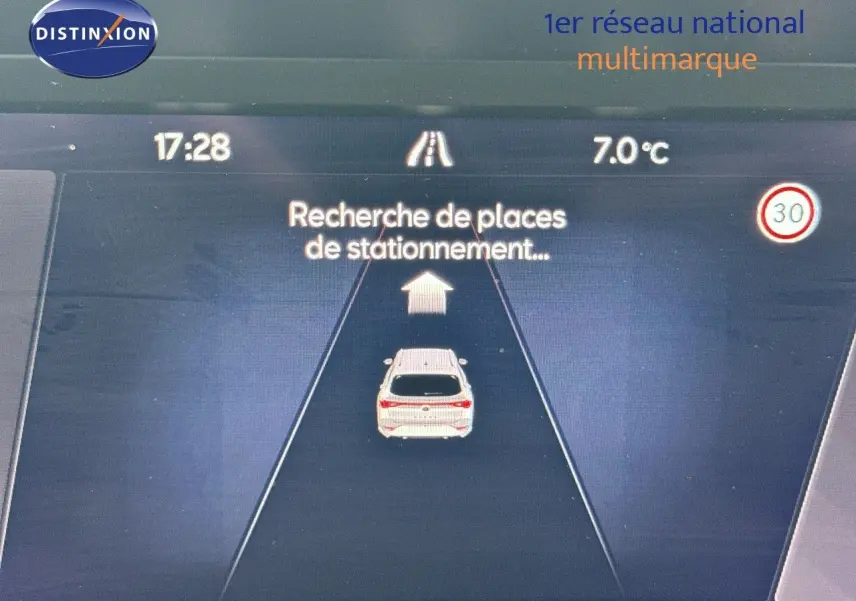 Affichage intérieur du système d’aide au stationnement de la CUPRA LEON ST gris magnetic metal, vue arrière stylisée du véhicule.