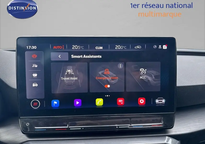 Écran tactile central affichant les assistants intelligents dans l’habitacle de la CUPRA Leon ST gris Magnetic Metal 2024.