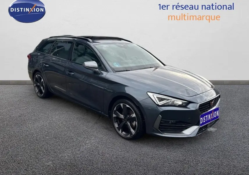 Vue 3/4 avant droit d'une CUPRA LEON ST 1.5 ETSI gris magnetic metal avec jantes bi-ton et calandre distinctive.