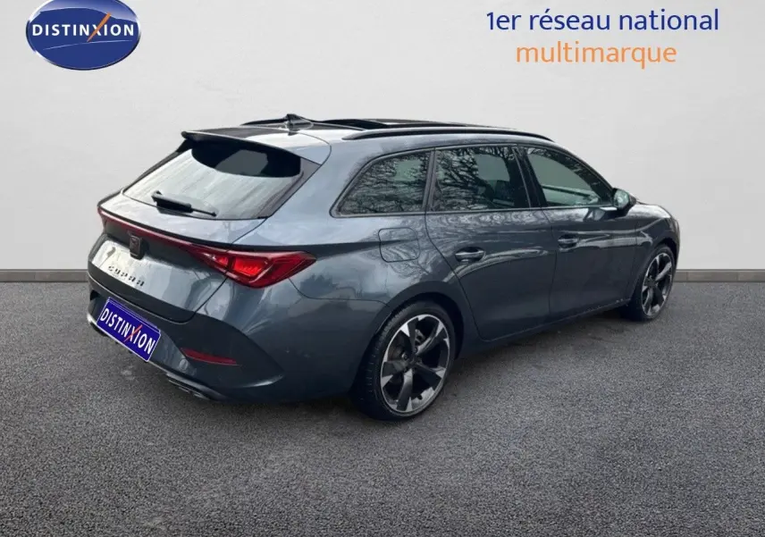 Vue 3/4 arrière droit d'une CUPRA Leon ST gris magnetic metal avec jantes bi-ton et toit ouvrant.