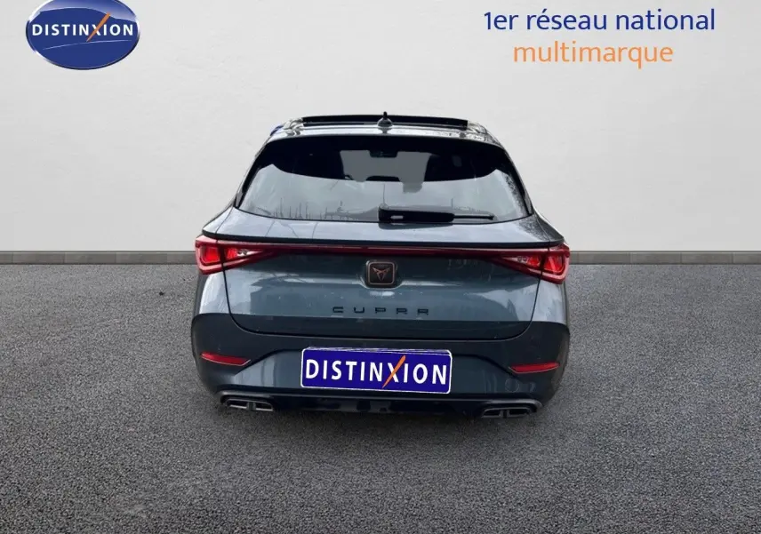 Vue arrière d'une CUPRA LEON ST 1.5 ETSI 150CH DSG 2024 en gris magnetic metal avec feux LED et double sortie d'échappement.