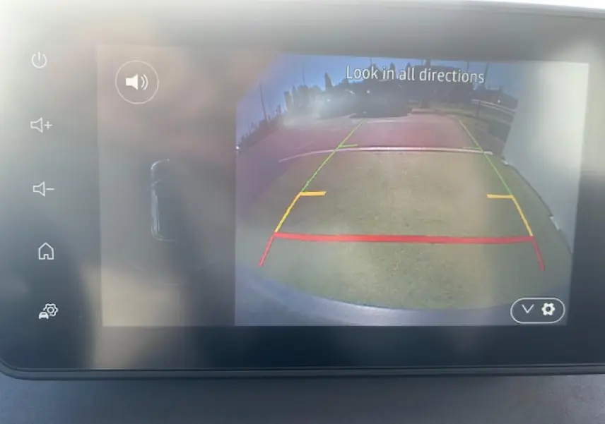 Écran tactile de la caméra de recul du Dacia Sandero Stepway 2025 affichant les lignes de guidage colorées.