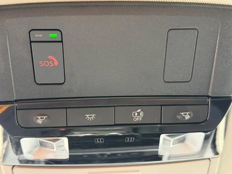 Boutons de commande d’éclairage et d’alerte SOS dans l’habitacle du Nissan Qashqai 2025, finition Gris Argile.