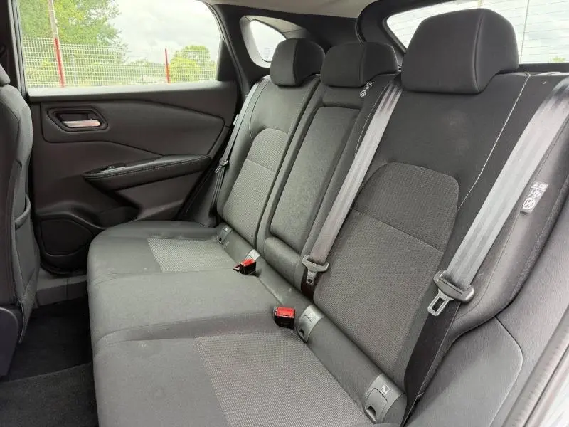 Vue intérieure latérale gauche sur la banquette arrière noire en tissu mixte du Nissan Qashqai 2025 Gris Argile.