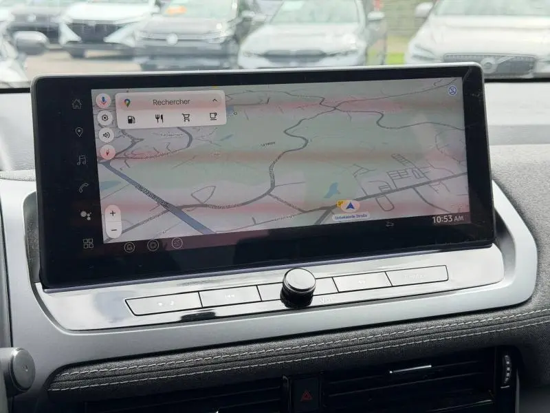 Écran tactile multifonction affichant la navigation GPS dans l'habitacle du Nissan Qashqai 2025.