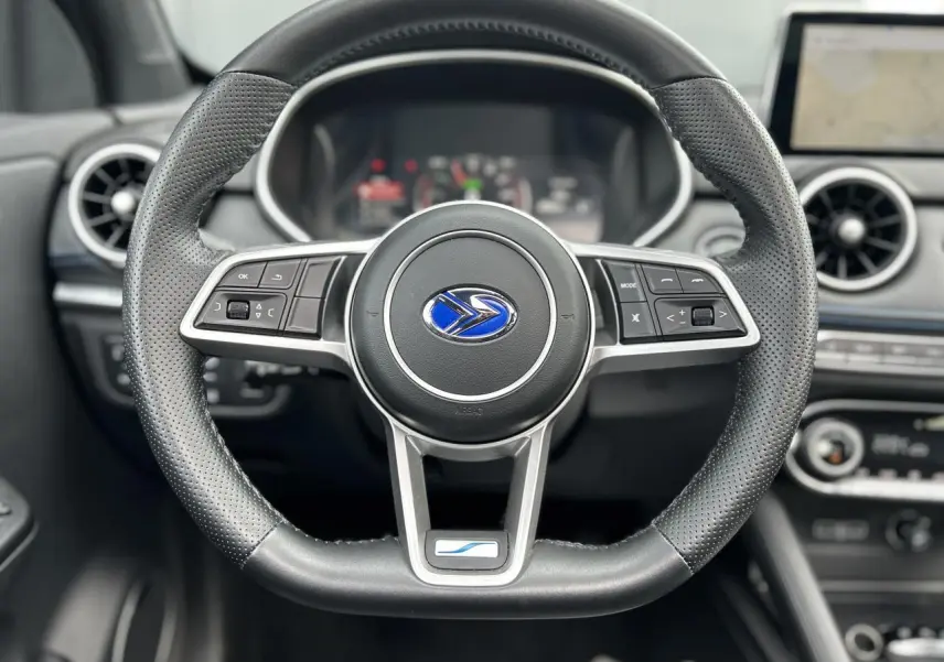 Volant cuir perforé du SERES 3 163 Luxury 2022 avec commandes multifonctions et logo bleu au centre.