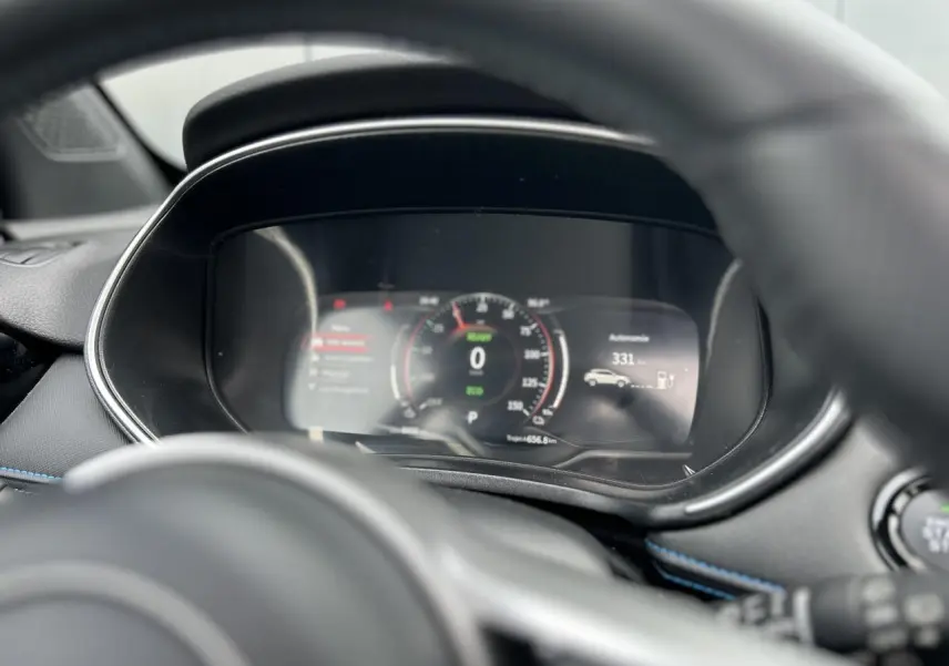 Vue rapprochée du tableau de bord numérique du SERES 3 163 Luxury électrique avec affichage d'autonomie et mode Eco.