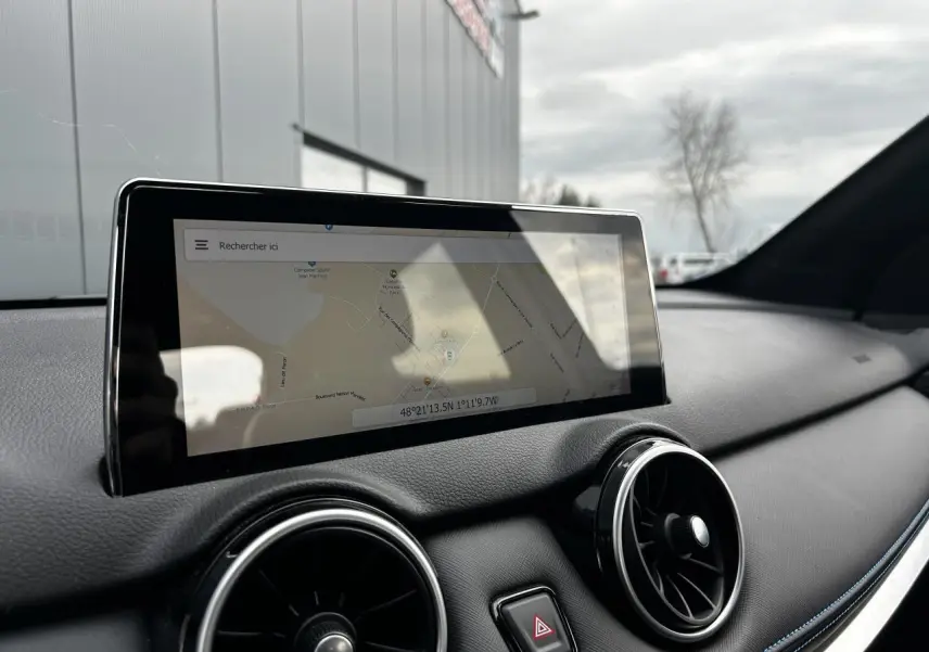 Écran tactile de navigation 10,25" sur tableau de bord noir du SERES 3 163 Luxury électrique 2022.