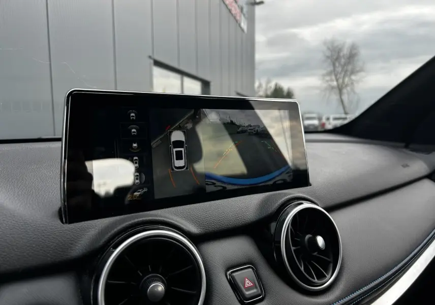 Écran tactile du système d'infodivertissement du SERES 3 Luxury bleu 2022 montrant la caméra de recul et l'aide au stationnement 360°.