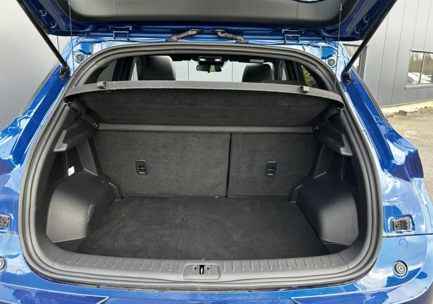 Coffre ouvert du SUV électrique SERES 3 Luxury bleu 2022, montrant un espace de chargement propre et spacieux.