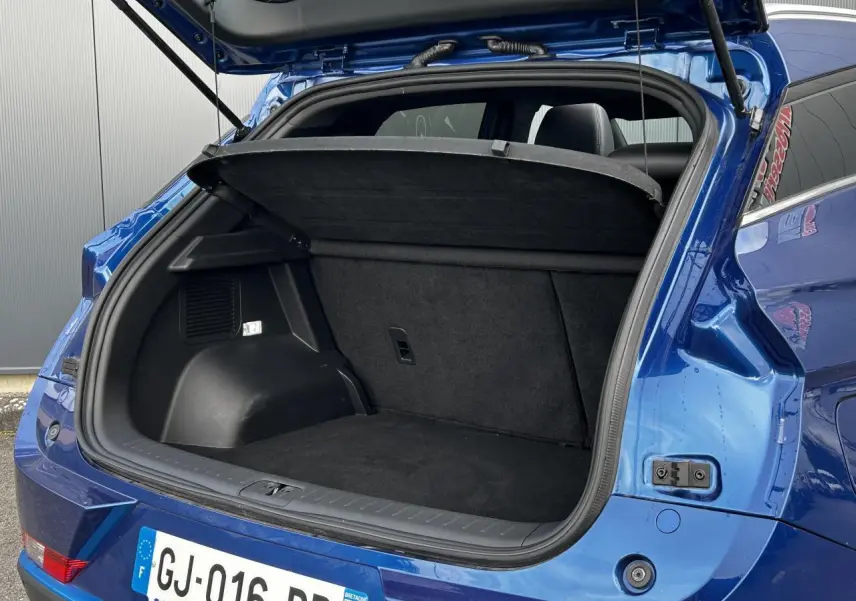 Coffre ouvert en bleu d'un SERES 3 163 Luxury électrique, vue arrière droite avec intérieur noir et cache-bagages.