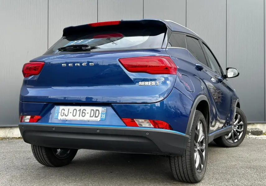 Vue 3/4 arrière droite du SUV électrique SERES 3 163 Luxury bleu avec feux LED et jantes aluminium.